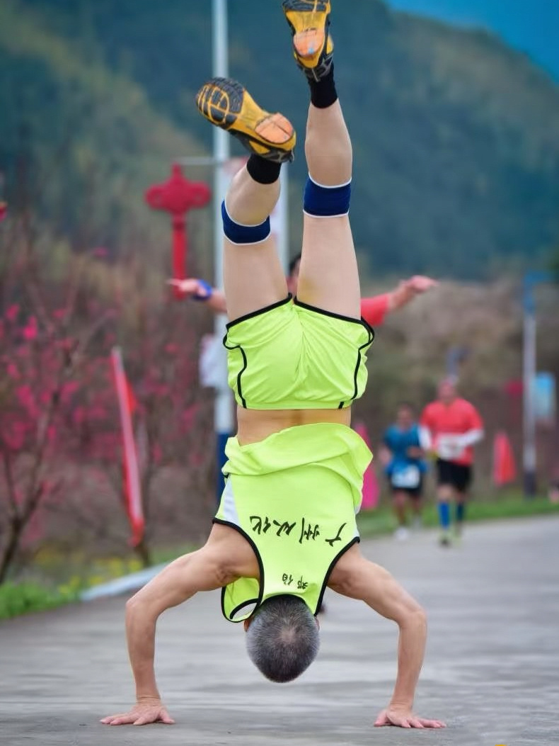 翻筋斗是邓小雄马拉松完赛后的标识性动作.jpg