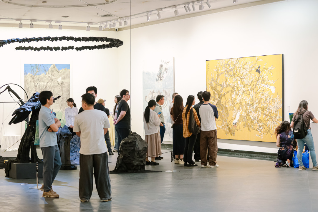 5月28日,广州美术学院毕业展第一期圆满落幕。本期展览在大学城美术馆展出工业设计学院、视觉艺术设计学院本科生作品,在昌岗校区美术馆及岭南画派纪念馆展出中国画学院、雕塑与公共艺术学院、美术教育学院、工业设计学院、文化遗产保护与管理学院研究生作品。
2026年广美毕业展分三期举行,涵盖绘画、雕塑、设计、影像、数字媒体等多个艺术领域。2340位毕业生运用智慧,在方法上挑战惯性、方案上推陈出新、思维上祛除定见、思想上持续进阶,通过不同媒介呈现对世界的观察、经验与想象,在