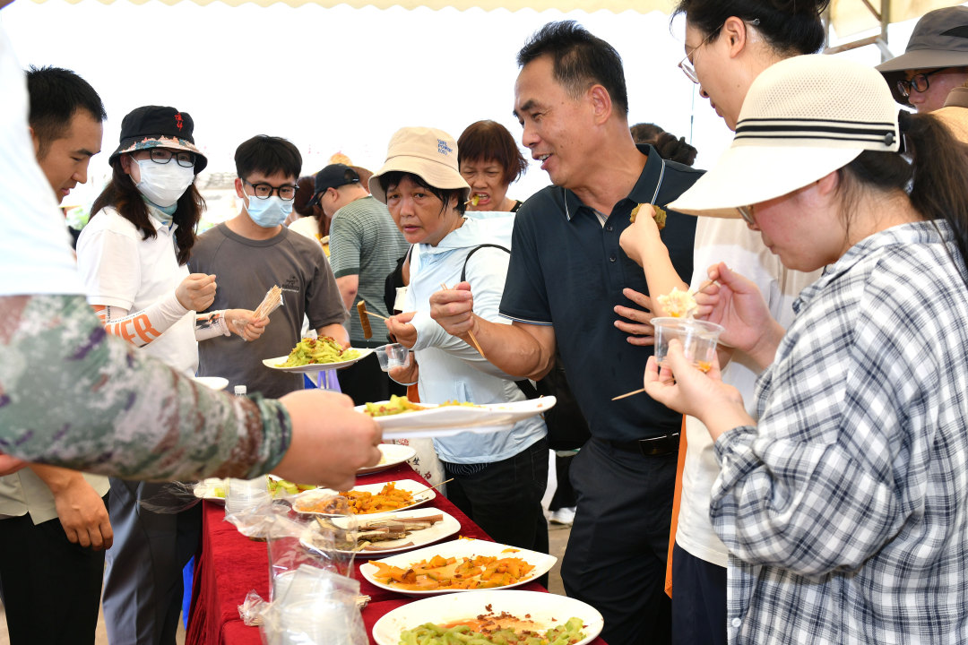 5月28日,第二十九届广州蔬菜新品种展示推广活动在广州市农业农村科学院南沙基地拉开帷幕,62家单位的1014个蔬菜新品种集中亮相。图为新品种蔬菜吸引了众多业界代表试吃。