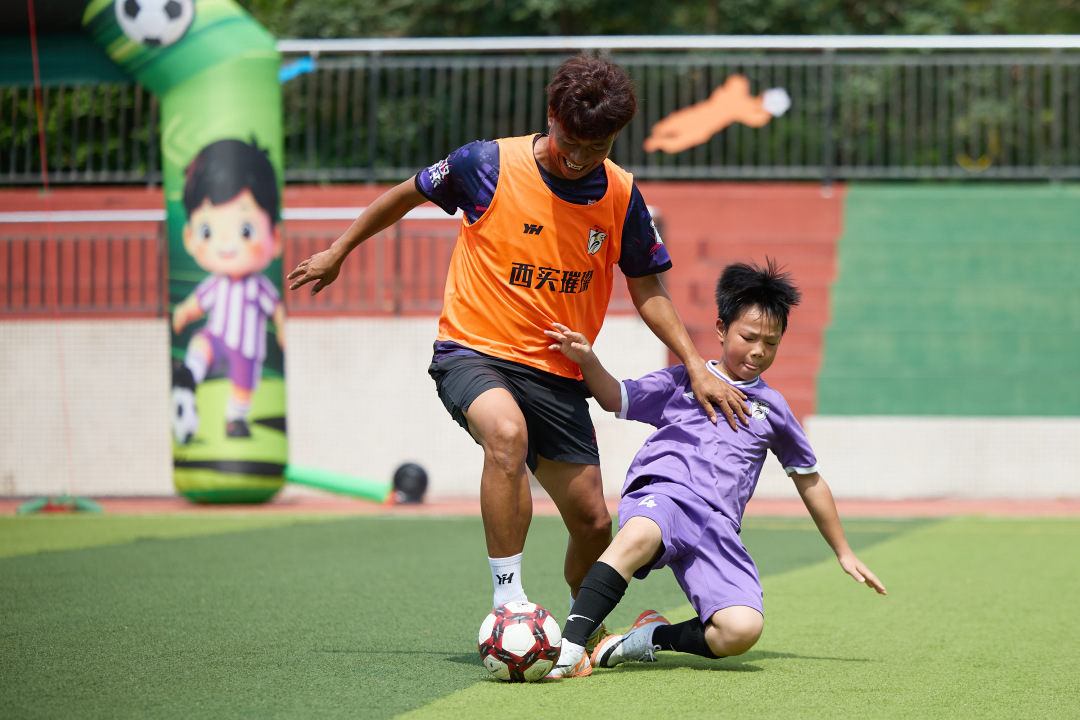 足球名宿走进西关实验小学,与学生们进行了友谊赛,在校园内播撒下热爱体育、拼搏向上的种子。