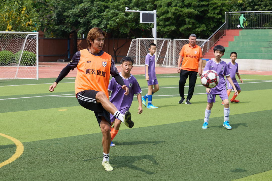 足球名宿走进西关实验小学,与学生们进行了友谊赛,在校园内播撒下热爱体育、拼搏向上的种子。