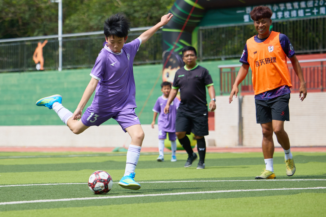 足球名宿走进西关实验小学,与学生们进行了友谊赛,在校园内播撒下热爱体育、拼搏向上的种子。