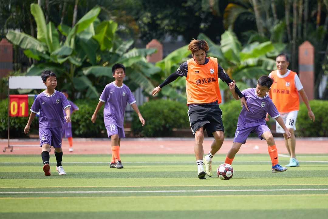 足球名宿走进西关实验小学,与学生们进行了友谊赛,在校园内播撒下热爱体育、拼搏向上的种子。