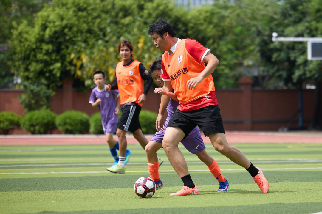 足球名宿走进西关实验小学,与学生们进行了友谊赛,在校园内播撒下热爱体育、拼搏向上的种子。