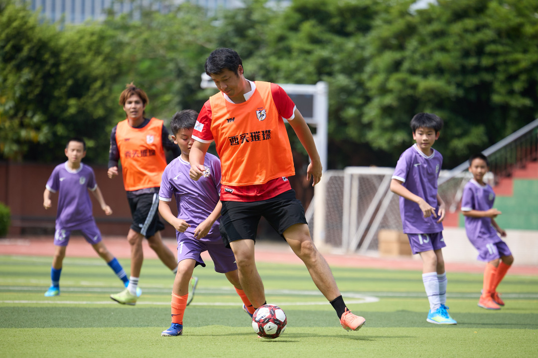 足球名宿走进西关实验小学,与学生们进行了友谊赛,在校园内播撒下热爱体育、拼搏向上的种子。