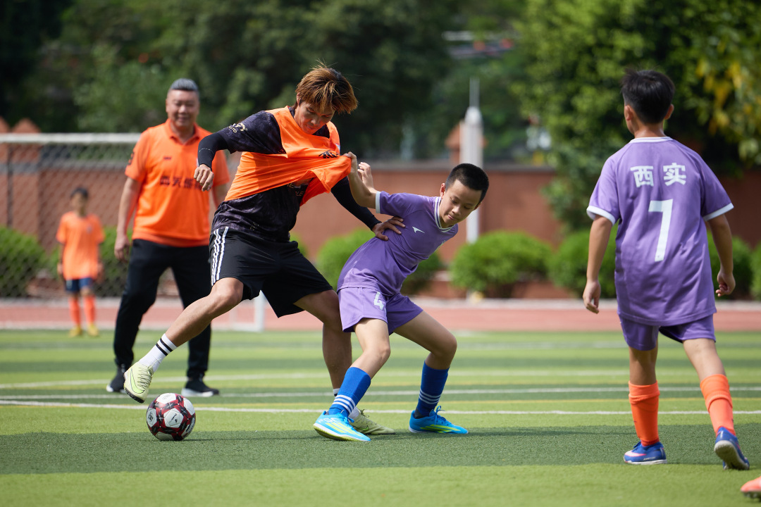 足球名宿走进西关实验小学,与学生们进行了友谊赛。