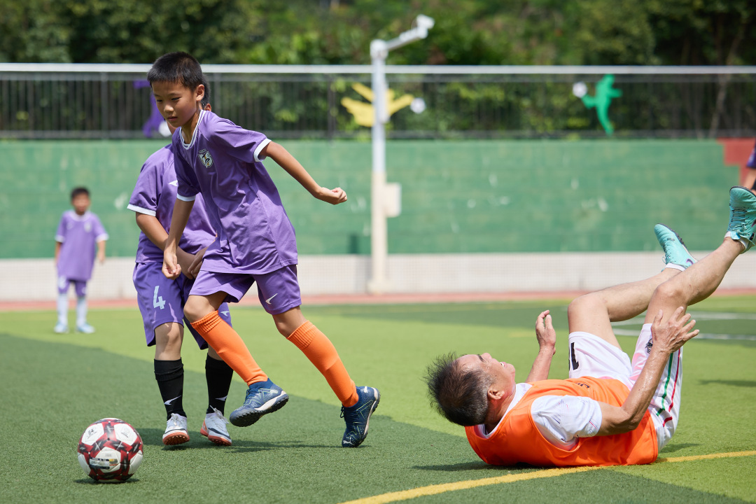 足球名宿走进西关实验小学,与学生们进行了友谊赛,在校园内播撒下热爱体育、拼搏向上的种子。