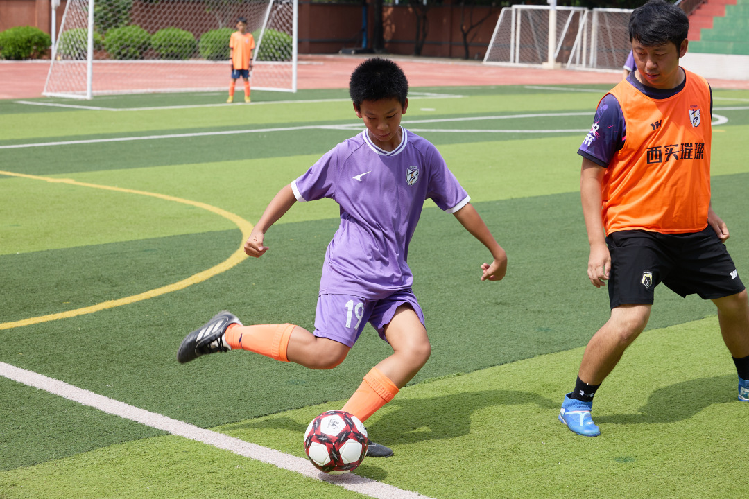 足球名宿走进西关实验小学,与学生们进行了友谊赛,在校园内播撒下热爱体育、拼搏向上的种子。