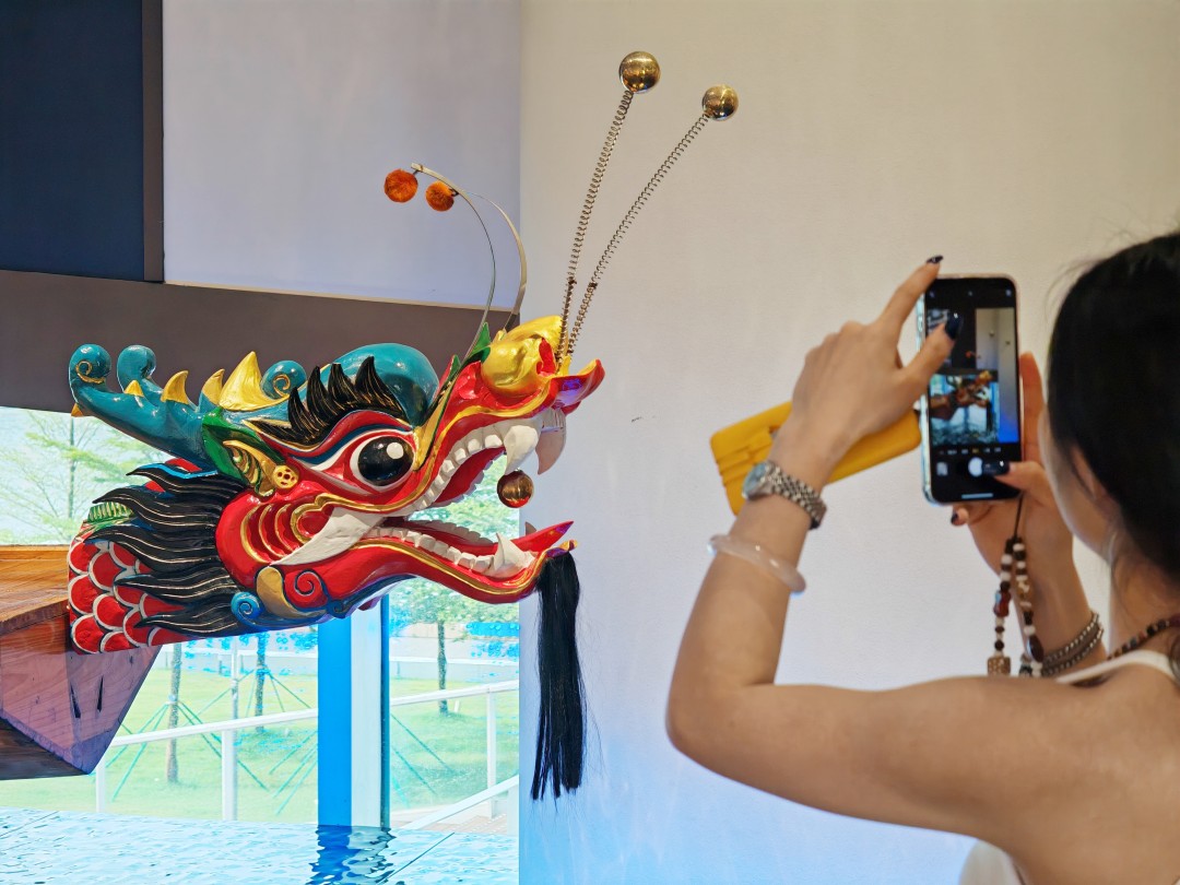连日来的广州开启了“桑拿天”模式,室外烈日炎炎,而位于荔湾区的白鹅潭大湾区艺术中心却成了市民争相打卡的“清凉胜地”。5月30日,许多市民来到广东省非物质文化遗产馆,在享受免费冷气的同时,沉浸式感受岭南非遗的独特魅力,实现了“避暑”与“赏展”的一举两得。