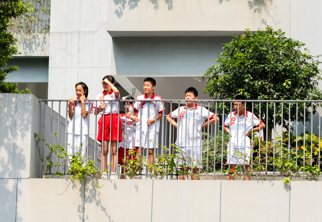 赛事引起中学生课间围观。