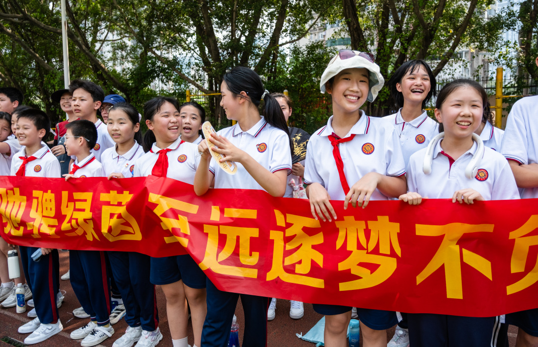 同学现场加油助威。