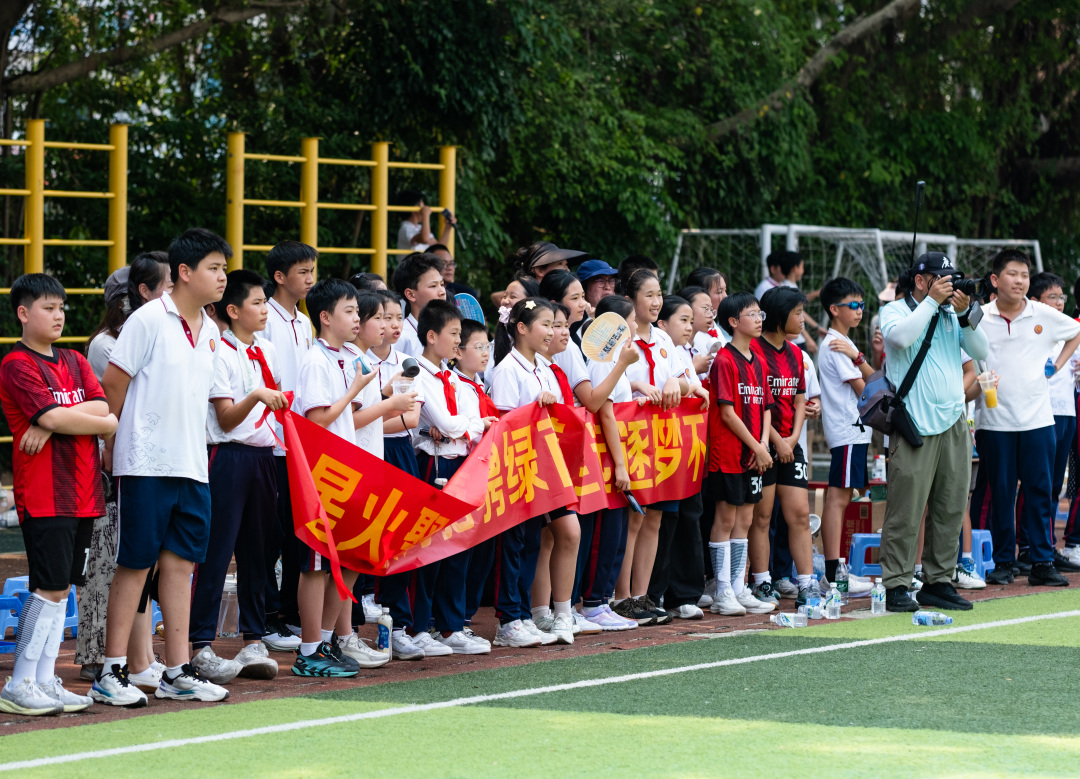 同学现场加油助威。