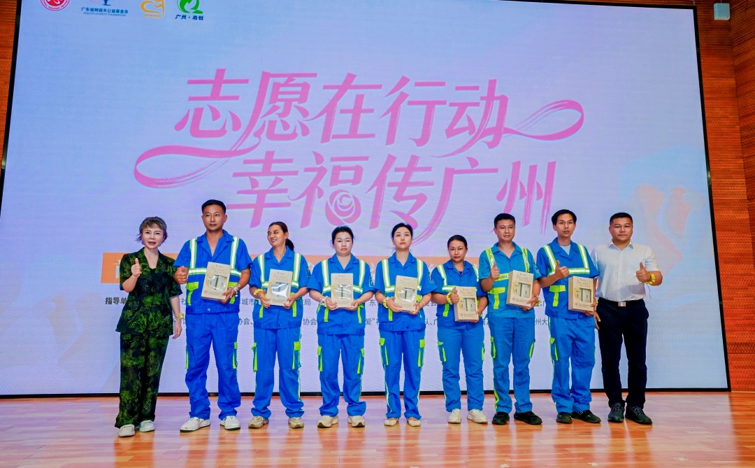 致敬城市黄玫瑰,定格这份专属荣光与暖心礼遇。