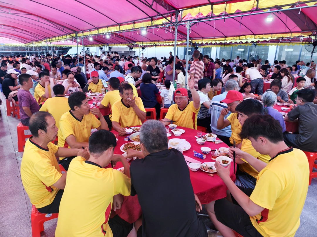 赛场之外,非遗展览、特色美食市集、传统龙船饭等特色活动同步开展。