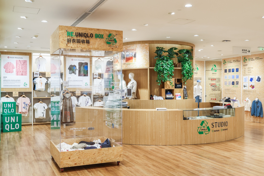 广州维多利广场店RE.UNIQLO衣物回收箱