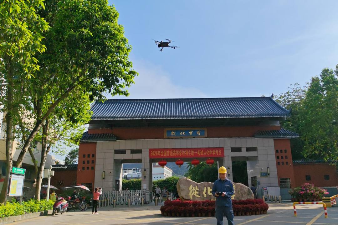 保供电人员通过操控无人机实时回传高清画面,逐帧检查线路设备,以“空中视角”助力隐患缺陷无处遁形。