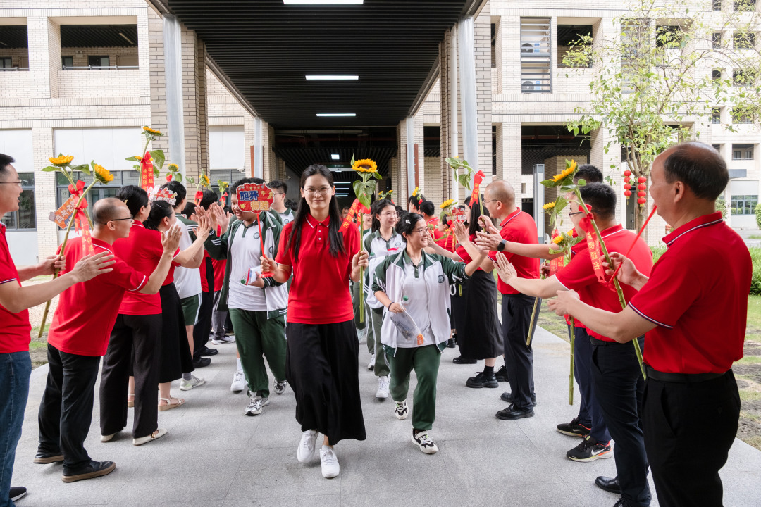 广州市培英中学云城校区考场,老师们人手一支葵花
列队送考,祝福考生“考神附体”“一举夺魁”“旗开得胜”。