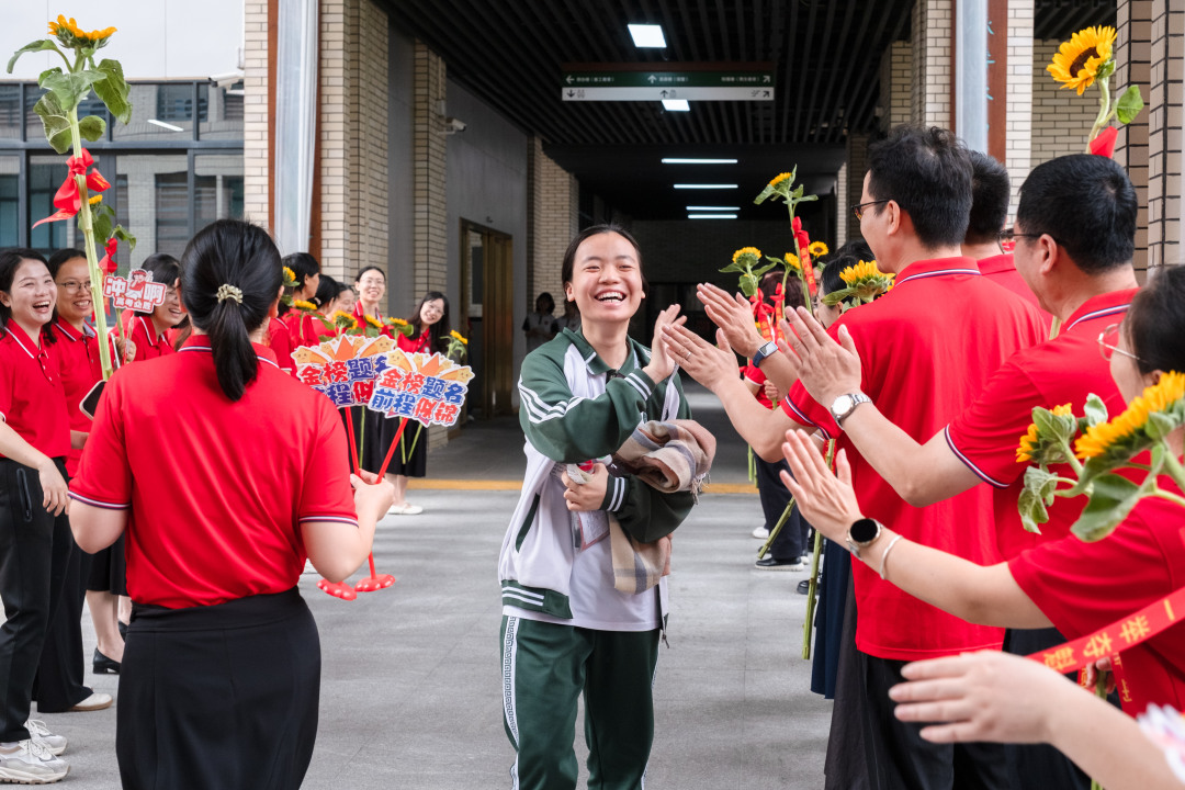 广州市培英中学云城校区考场,老师们人手一支葵花
列队送考,祝福考生“考神附体”“一举夺魁”“旗开得胜”。