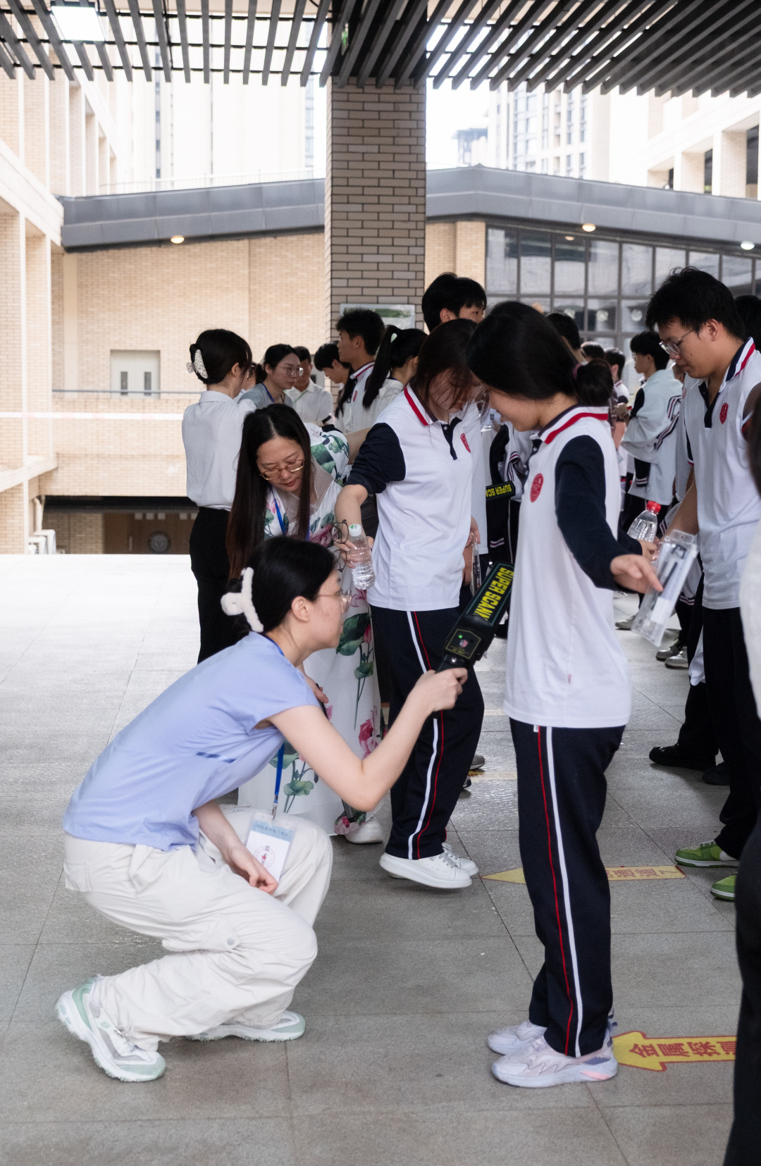 7日上午,广州市培英中学云城校区考场,考生通过安检后进入考场。