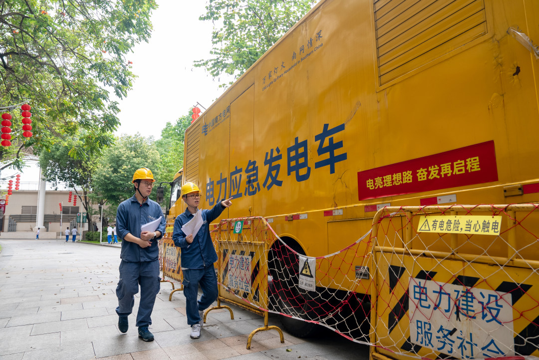 高考期间,500千瓦的电力应急发电车驻守考点,为考场用电安全提供“硬核兜底”保障。