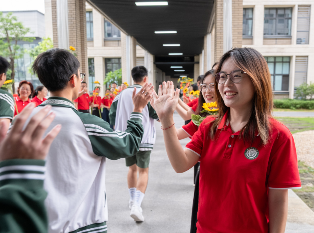 广州市培英中学云城校区考场,老师们人手一支葵花
列队送考,祝福考生“考神附体”“一举夺魁”“旗开得胜”。