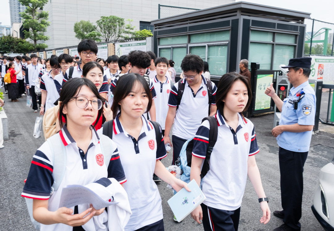 广州市培英中学云城校区考场,广州市亚加达外国语高级中学的考生集体乘坐大巴抵达考场。