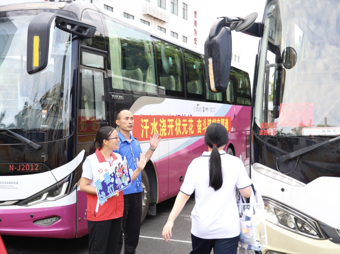 广州公交集团青年志愿者引导高考考生有序乘车。