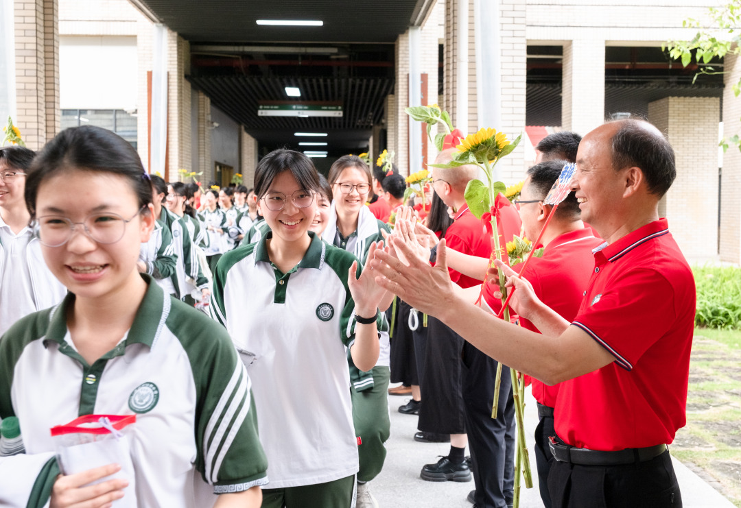 广州市培英中学云城校区考场,广州市培英中学送考老师们人手一支葵花
列队送考,祝福考生“考神附体”“一举夺魁”“旗开得胜”。