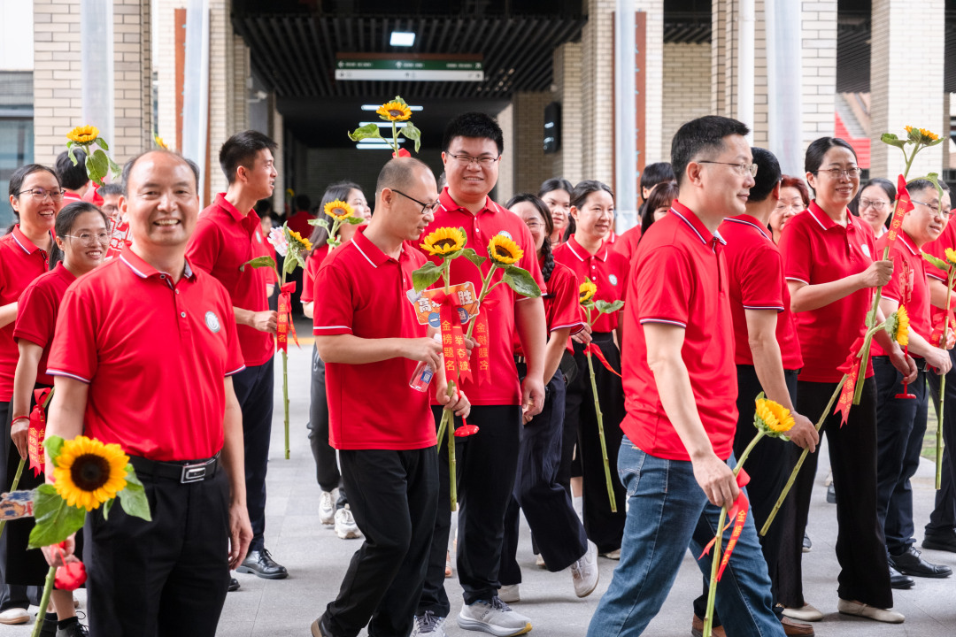 广州市培英中学云城校区考场,老师们人手一支葵花
列队送考,祝福考生“考神附体”“一举夺魁”“旗开得胜”。