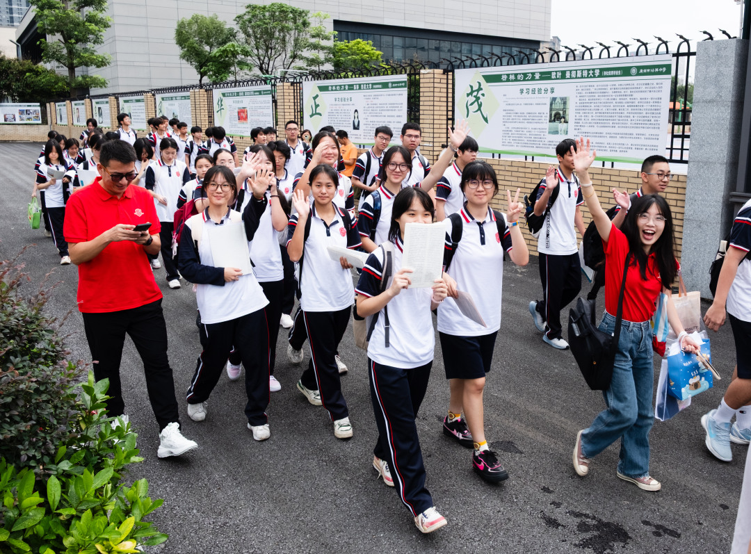 广州市培英中学云城校区考场,广州市亚加达外国语高级中学的考生集体乘坐大巴抵达考场。