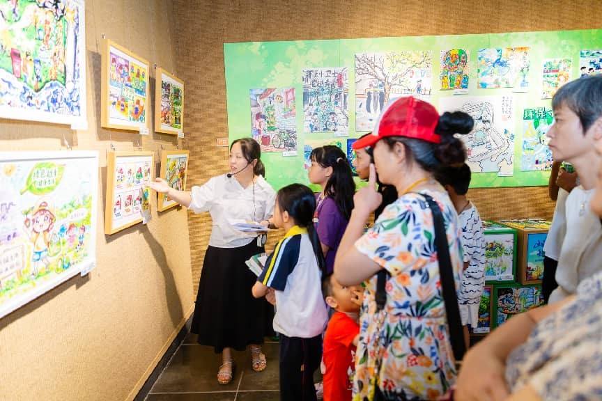 市民前来观展打卡