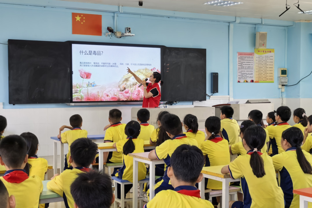 同学们在课堂上了解毒品的危害。