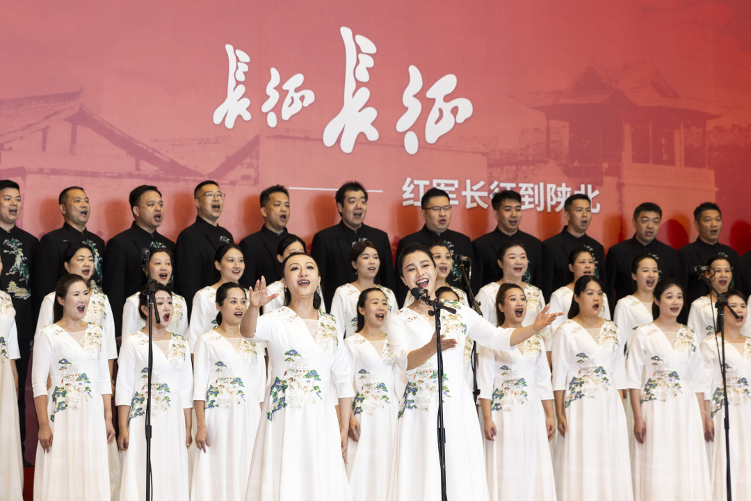 开展仪式上的合唱表演。