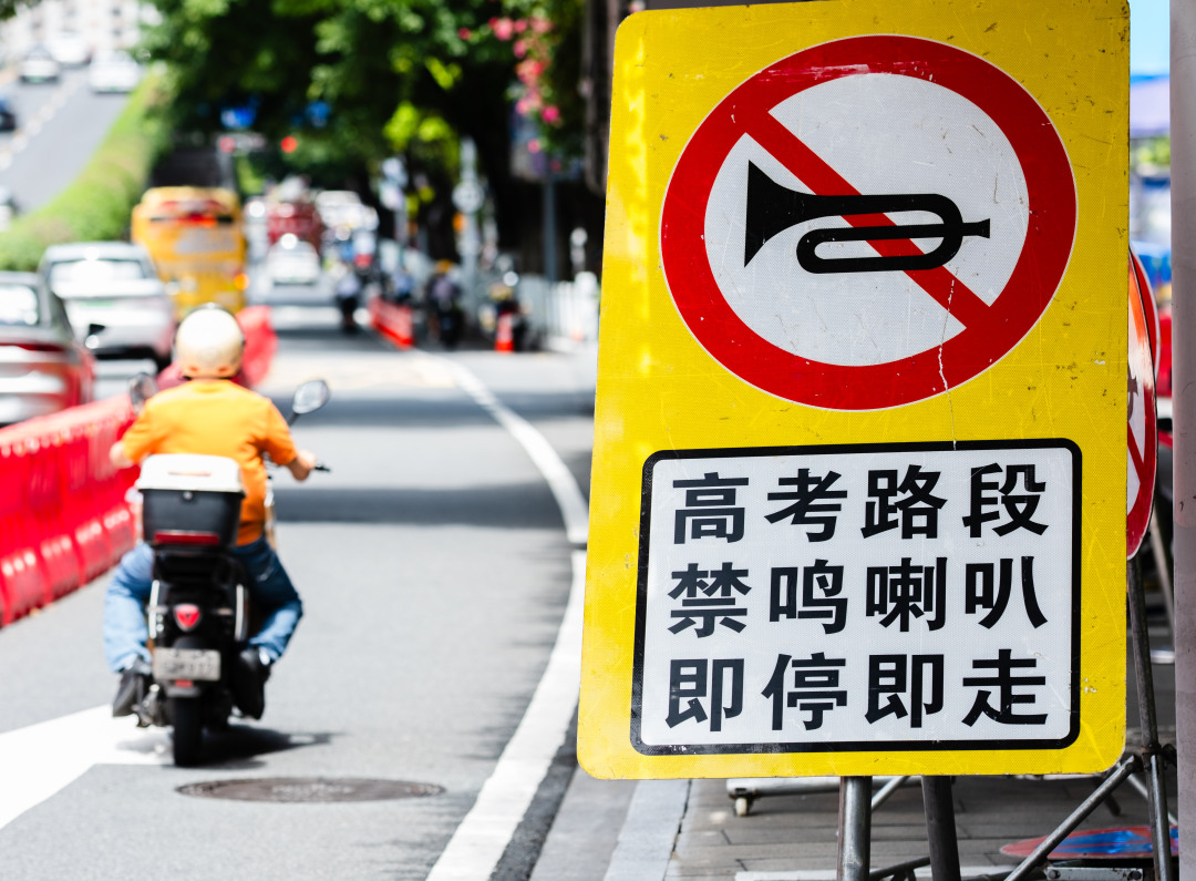9日中午,华附考点,地理科目考试结束,家长鲜花迎接考生。图/广州日报新花城记者:庄小龙