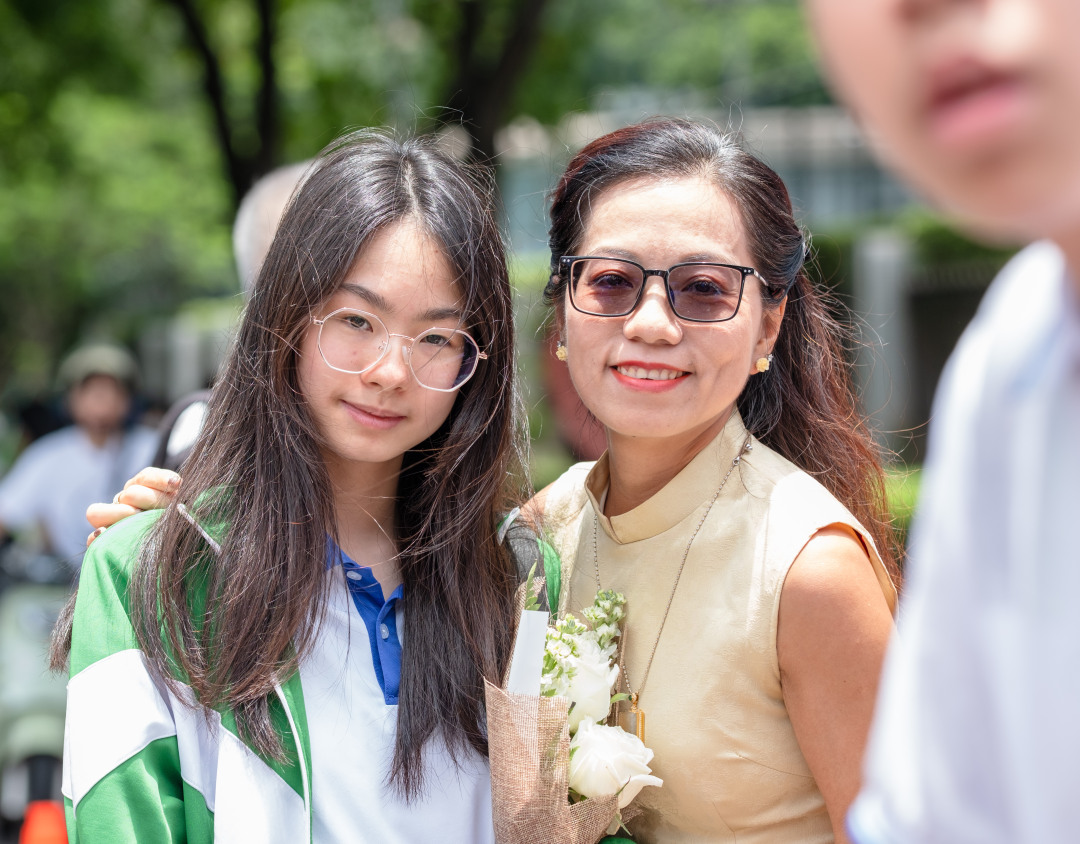9日中午,华附考点,地理科目考试结束,家长鲜花迎接考生。图/广州日报新花城记者:庄小龙