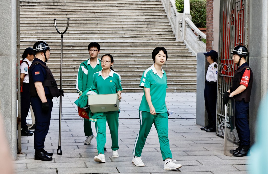 6月9日下午,广州执信中学考场外,不少家长们已准备好“金榜题名”的鲜花,迎接考生步出考场。最后一场考试生物学于18:15分结束,结束后家长们进入学校接考生。
文/广州日报新花城记者:高鹤涛
图/广州日报新花城记者:高鹤涛
广州日报新花城编辑: