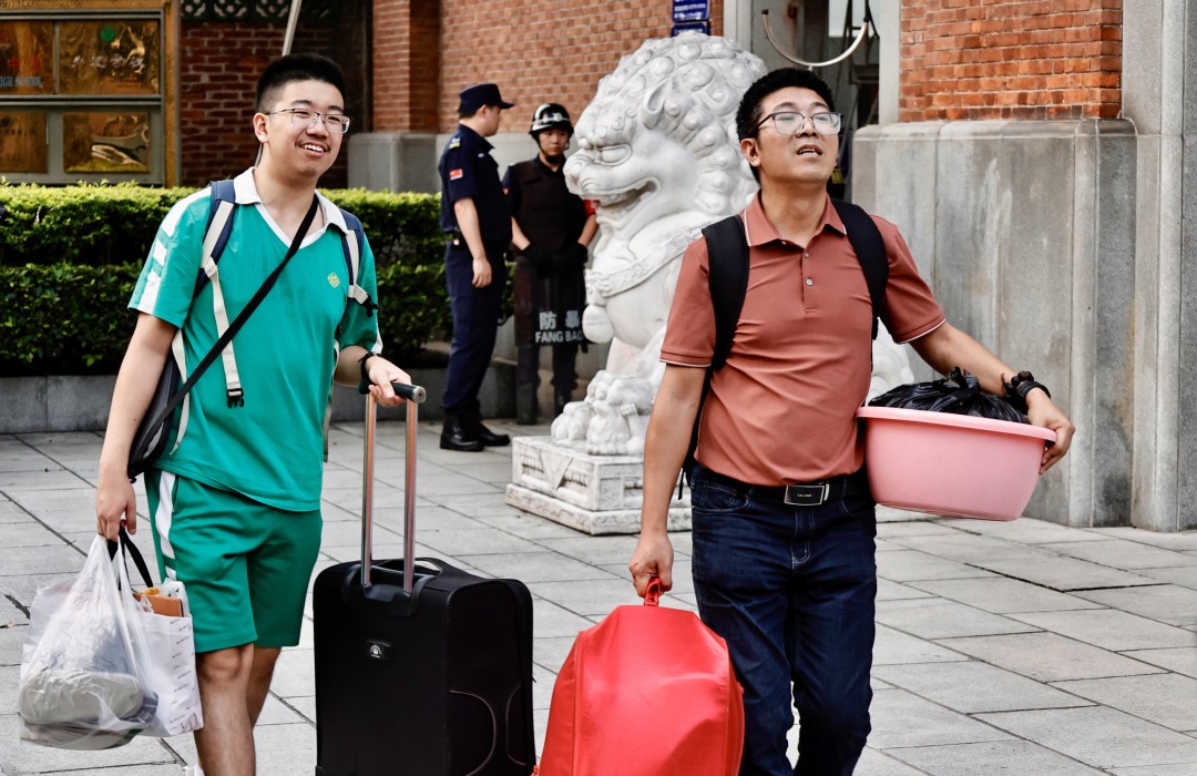 6月9日下午,广州执信中学考场外,不少家长们已准备好“金榜题名”的鲜花,迎接考生步出考场。最后一场考试生物学于18:15分结束,结束后家长们进入学校接考生。
文/广州日报新花城记者:高鹤涛
图/广州日报新花城记者:高鹤涛
广州日报新花城编辑: