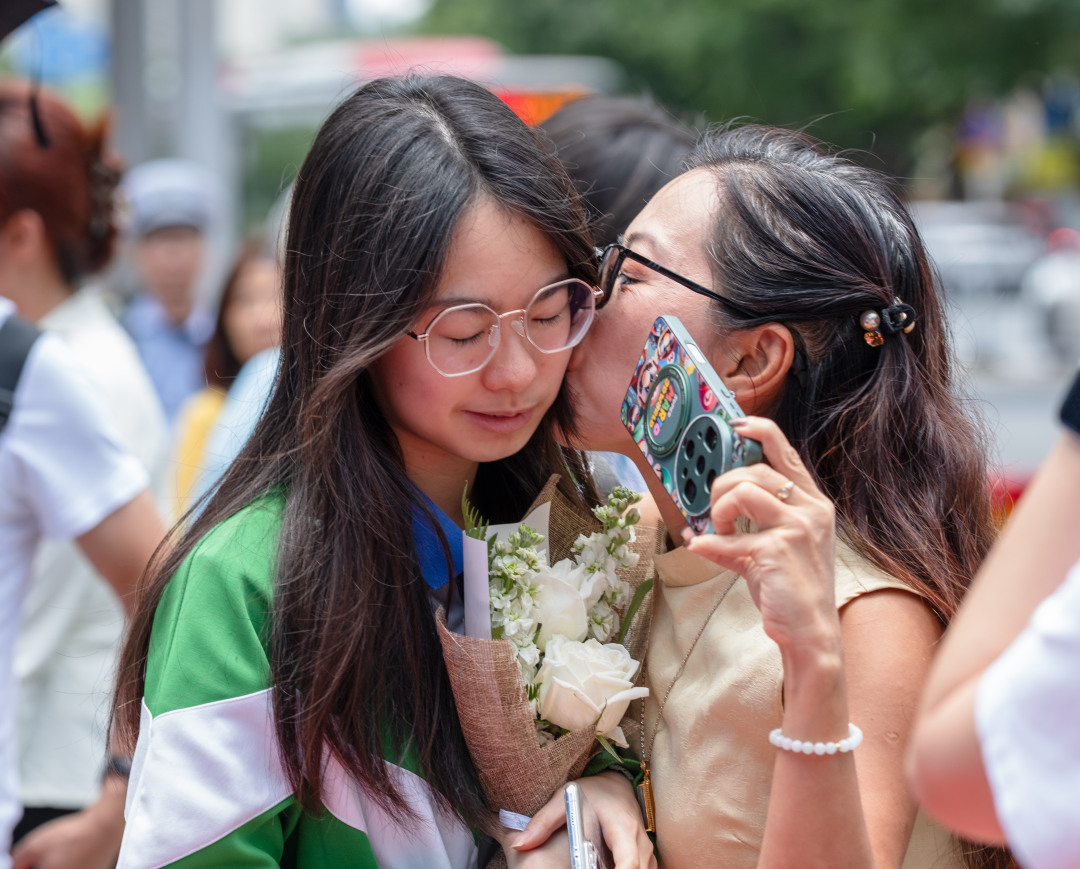 9日中午,华附考点,地理科目考试结束,家长鲜花迎接考生。图/广州日报新花城记者:庄小龙