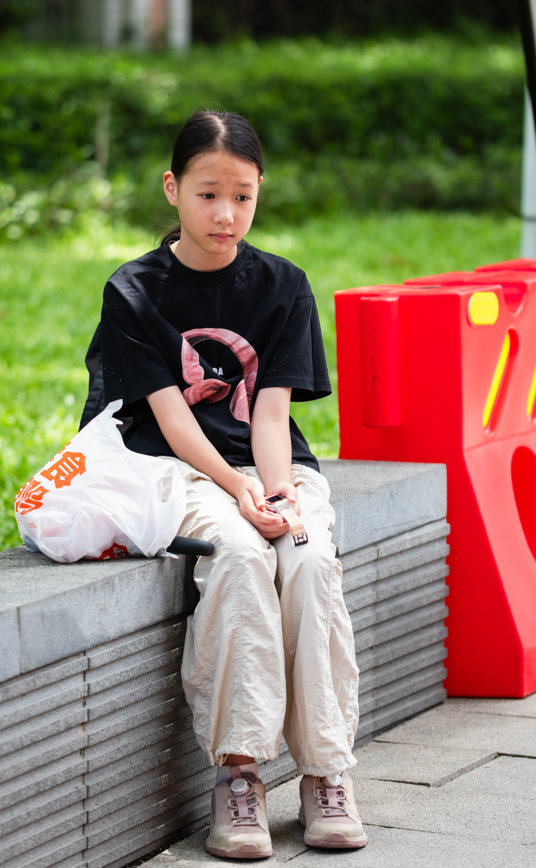 9日上午,华附考点外,小女孩等着参加高考的哥哥。图/广州日报新花城记者:庄小龙