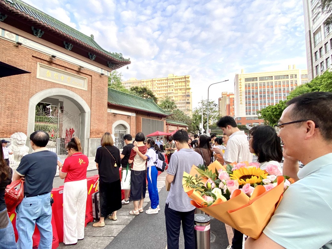 6月9日下午,广州执信中学考场外,不少家长们已准备好“金榜题名”的鲜花,迎接考生步出考场。最后一场考试生物学于18:15分结束,结束后家长们进入学校接考生。
文/广州日报新花城记者:高鹤涛
图/广州日报新花城记者:高鹤涛
广州日报新花城编辑: