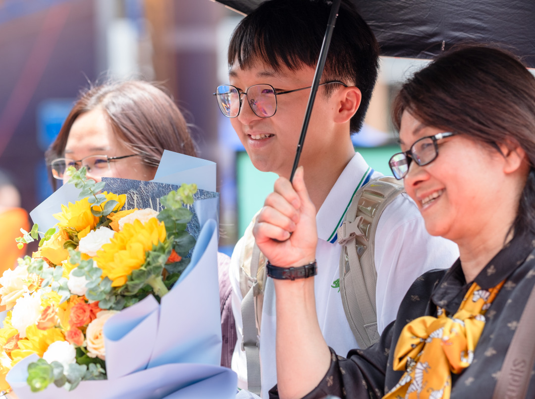 9日中午,华附考点,地理科目考试结束,家长鲜花迎接考生。图/广州日报新花城记者:庄小龙