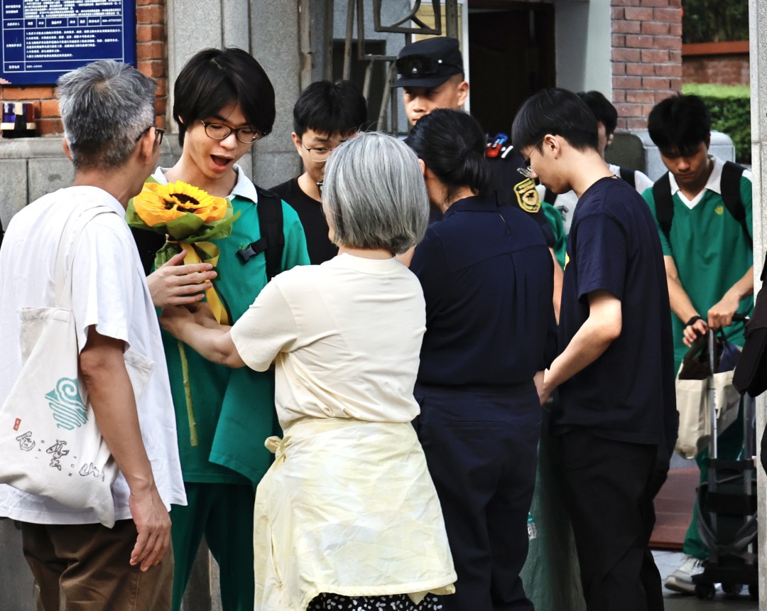 6月9日下午,广州执信中学考场外,不少家长们已准备好“金榜题名”的鲜花,迎接考生步出考场。最后一场考试生物学于18:15分结束,结束后家长们进入学校接考生。
文/广州日报新花城记者:高鹤涛
图/广州日报新花城记者:高鹤涛
广州日报新花城编辑: