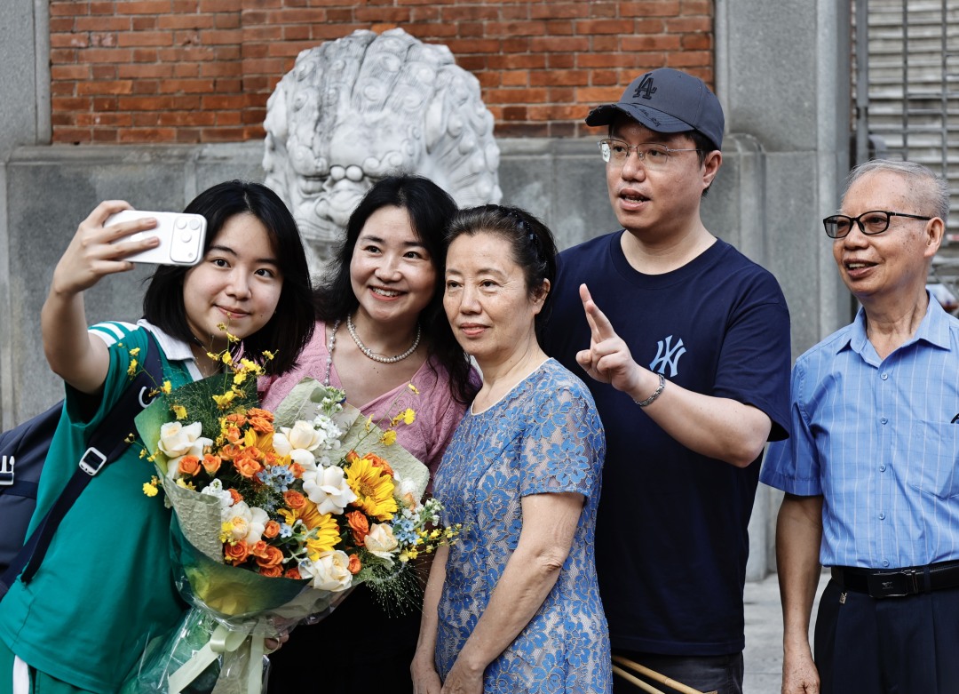 6月9日下午,广州执信中学考场外,不少家长们已准备好“金榜题名”的鲜花,迎接考生步出考场。最后一场考试生物学于18:15分结束,结束后家长们进入学校接考生。
文/广州日报新花城记者:高鹤涛
图/广州日报新花城记者:高鹤涛
广州日报新花城编辑: