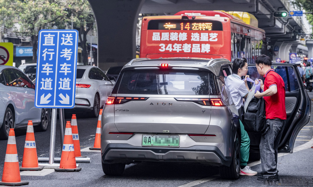 6月8日上午7点半,坐私家车前来海珠外国语实验中学考点的考生在临时停车点下车。高考期间该考点附近路段实行交通临时管控措施,为考生提供方便。图/广州日报新花城记者:廖雪明