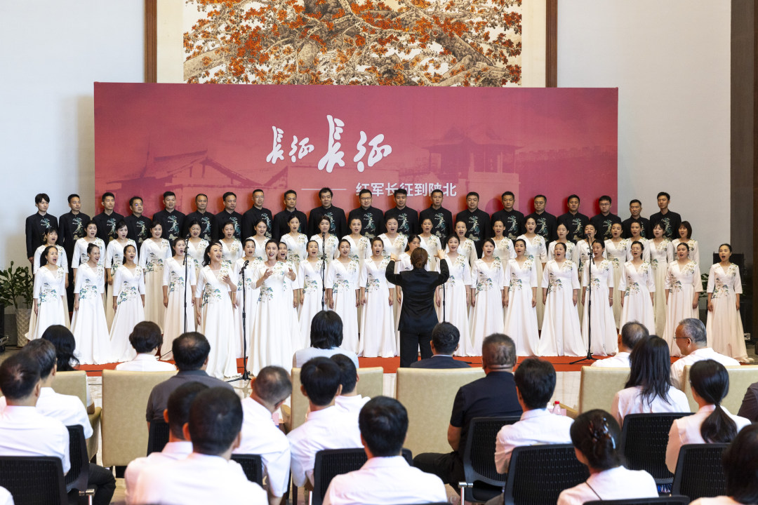 开展仪式上的合唱表演。