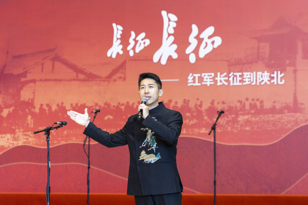 开展仪式上的朗诵表演。
