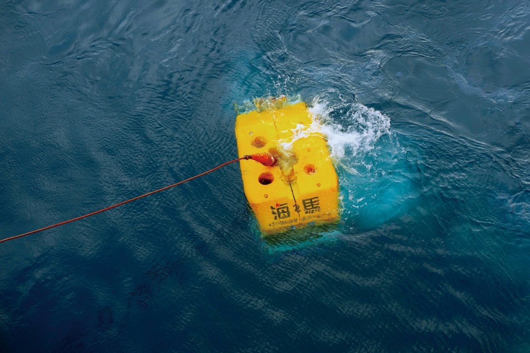 “海马”号深海遥控潜水器入水.jpg