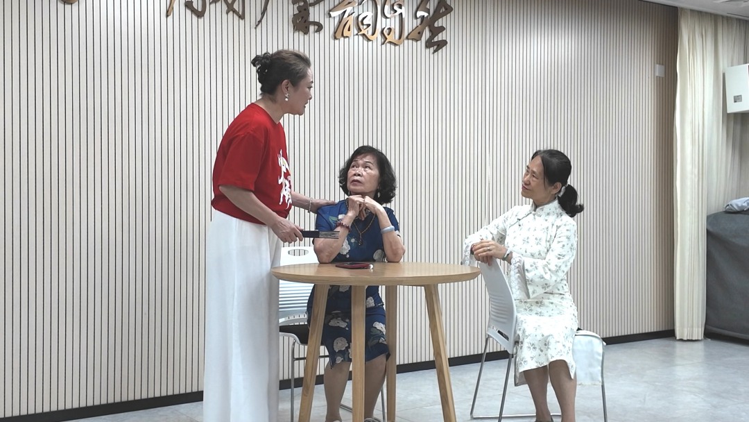 反诈剧组在拍摄网剧《低价旅游》.jpg