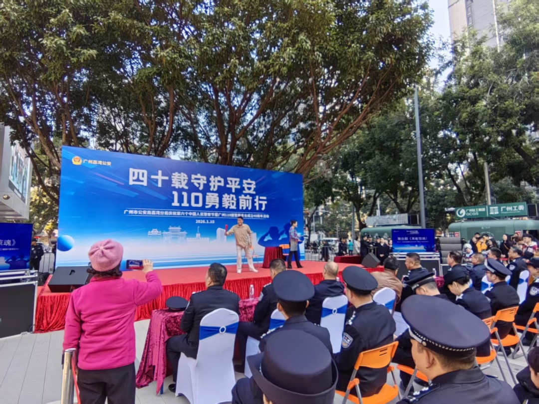 反诈剧组在社区表演《来电惊魂》受到街坊欢迎.jpg