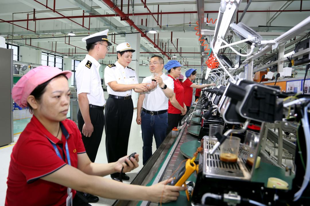 图为江门海关所属外海海关关员到咖啡机生产企业进行实地监管。高瑞莲
